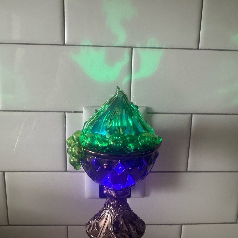 Bath & Body Works Wallflower, ghost projector cauldron, Halloween Like New.